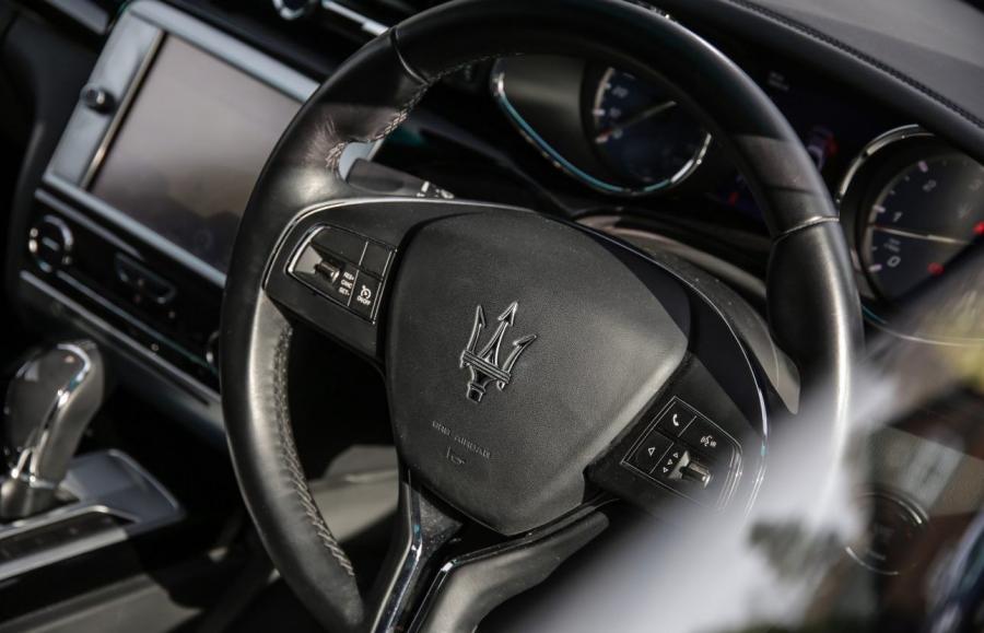 Интерьер Maserati Quattroporte Shooting Brake 2013 года  (UK) (фото 17 из 18)